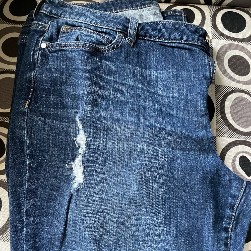 Jennifer Lopez Jean capri distressed
